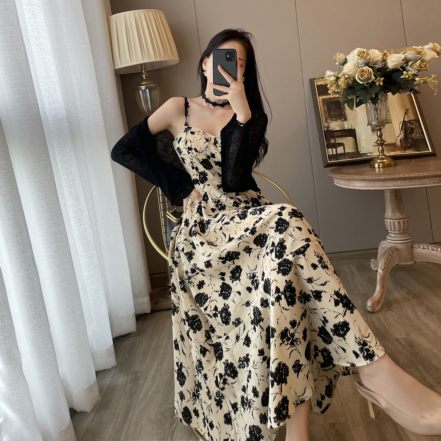 碎花吊带连衣裙女2025夏季新款法式复古赫本风高级感气质两件套装
